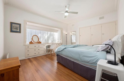 Black Rock Apartment | Spacious, Light filled, One Bedroom House by the Beach