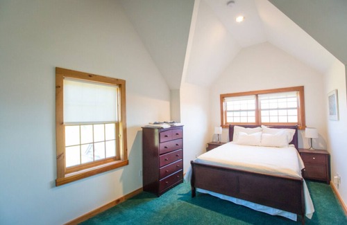 Delhi House | Spacious log home on a hill top with an amazing view