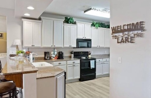 Indian Point Condo | Spacious Lux Condo>Steps to the Water>4 Min to SDC > Amazing Sunsets