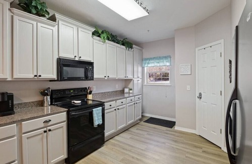 Indian Point Condo | Spacious Lux Condo>Steps to the Water>4 Min to SDC > Amazing Sunsets
