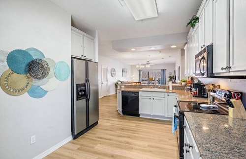 Indian Point Condo | Spacious Lux Condo>Steps to the Water>4 Min to SDC > Amazing Sunsets