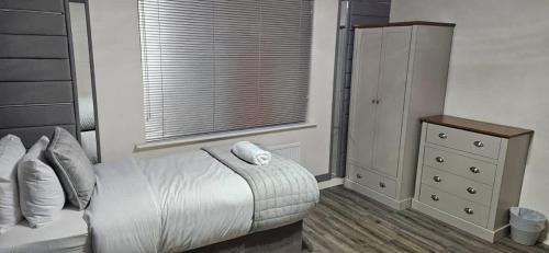 Wolverhampton House | Spacious Luxurious Serviced Accommodation 5