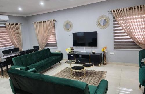 Tema House | Spacious Luxury 3Bed Hse in Tema - Netflix Wi-fi