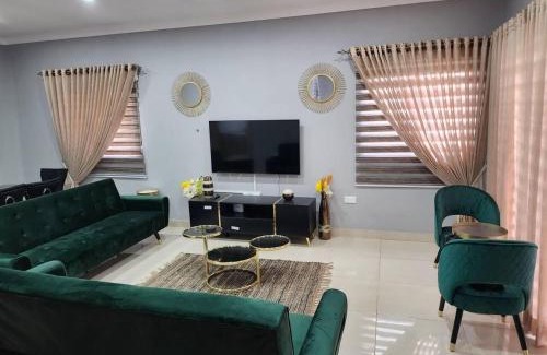 Tema House | Spacious Luxury 3Bed Hse in Tema - Netflix Wi-fi