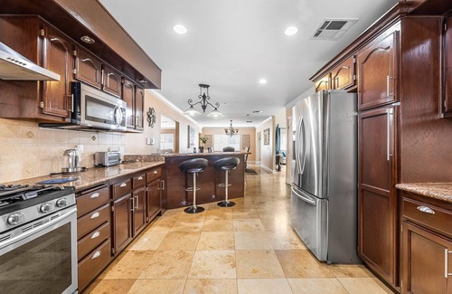 Downey House | Spacious Luxury Family Getaway Home, Downey