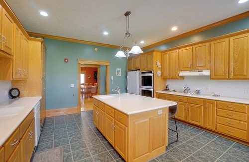 McArthur House | Spacious McArthur Home: Private Hot Tub + Pond!