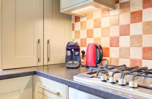 Markhouse Apartment | Spacious & Modern 2 Bed sleeps 5 in Walthamstow