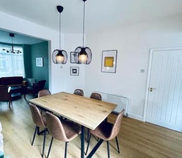 Anfield House | Spacious Modern Anfield Home, LFC & EFC, Free Parking
