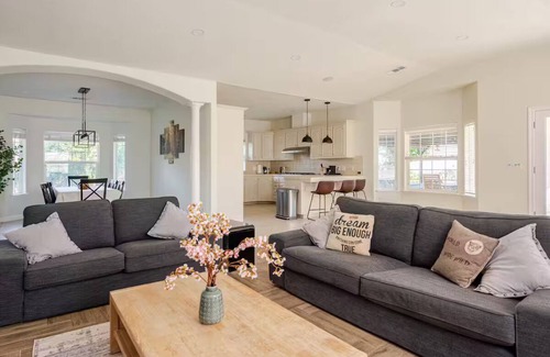 Squaw Valley Villa | Spacious Modern Vacation Home near Kings Canyon N.P. EV Charging Fast Wifi.