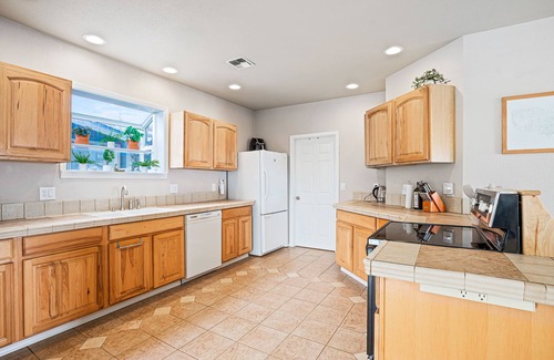 Downtown Klamath Falls House | Spacious & Modern w/4 king beds and a view - hot tub on the deck - pet friendly