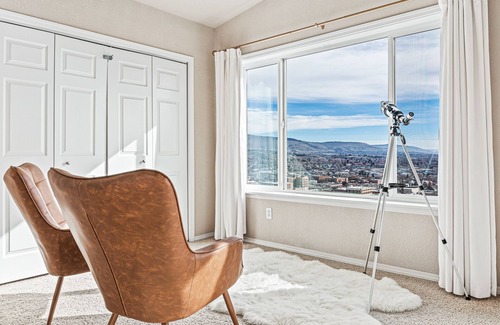 Downtown Klamath Falls House | Spacious & Modern w/4 king beds and a view - hot tub on the deck - pet friendly