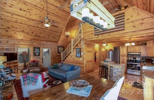 Spruce Pine Cabin | Spacious Mountain Home Close to Blue Ridge Pkwy w/Hot Tub