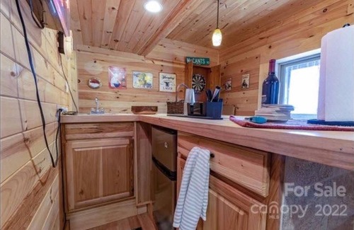 Spruce Pine Cabin | Spacious Mountain Home Close to Blue Ridge Pkwy w/Hot Tub