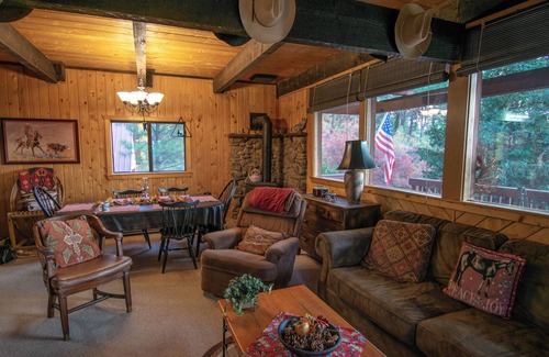 San Juan River Village House | Spacious Mountain Home, Views, Close to Skiing, Frpl. Reliable Starlinks Wifi.
