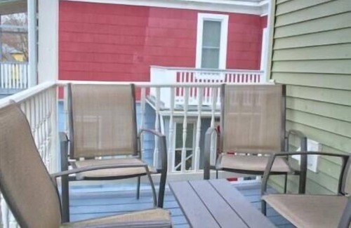 Roxbury Apartment | Spacious multi-level 4 bed/2bath Apt with Parking