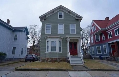 Roxbury Apartment | Spacious multi-level 4 bed/2bath Apt with Parking