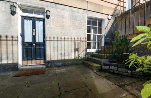 Bonnington Apartment | Spacious New Town Garden Flat