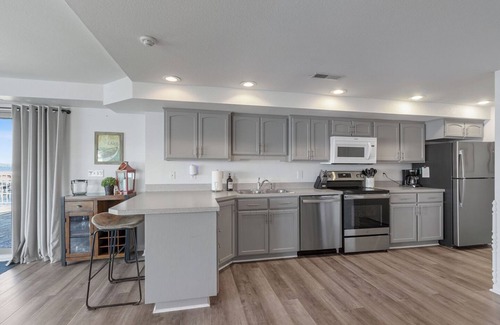 Clear Lake Condo | Spacious North Shore 2 bedroom Lake Condo with a Dock!