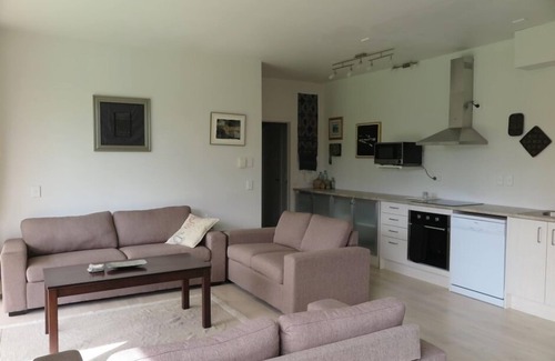 Tawharanui Cottage | Spacious, modern, tranquil, convenient, great location with sea views & bush.