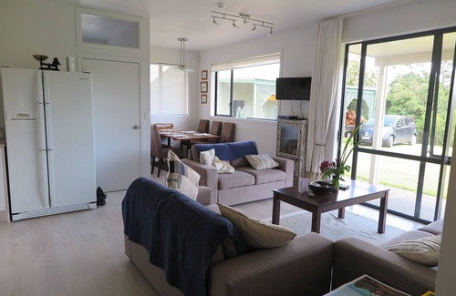 Tawharanui Cottage | Spacious, modern, tranquil, convenient, great location with sea views & bush.