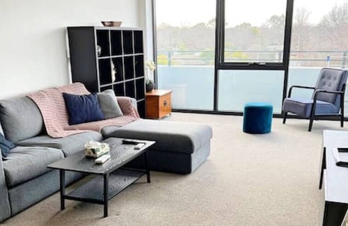 Dickson Apartment | Spacious & Open 2 bd 2bth 2crsp apt - Dickson CBD
