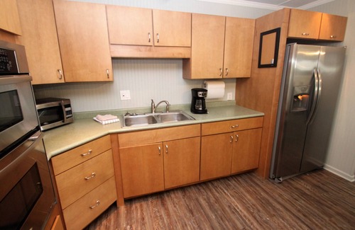 Waterford Cottage | Spacious, Open Concept, Pet Friendly, Lakefront Cottage w/Hot Tub outside Erie