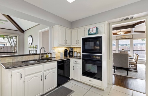 Plano House | ✨Spacious, Peaceful & Charming w Pool! Sleeps 14, BBQ, Games, Family Friendly