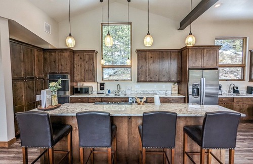 Alma Cabin | Spacious, pet-friendly retreat w/hot tub, breathtaking views, & excellent WiFi - The Yellow Rose