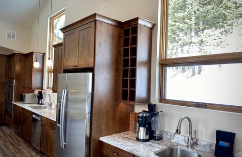 Alma Cabin | Spacious, pet-friendly retreat w/hot tub, breathtaking views, & excellent WiFi - The Yellow Rose