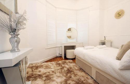 Pontcanna Apartment | Spacious Pontcanna Apartment, Driveway Parking & 10 min to City Centre