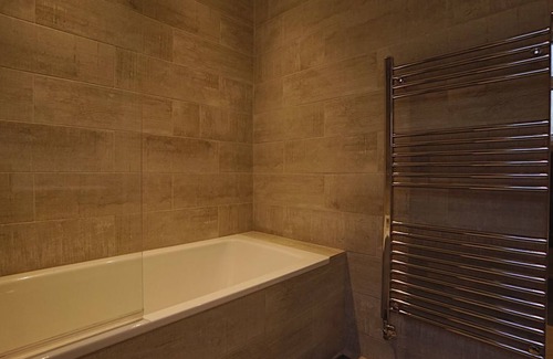 Stonebridge House | Spacious private room w/lock | Close to station| Direct train to central London