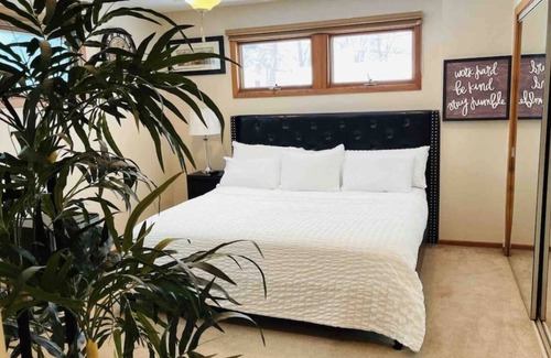 Buffalo Grove House | Spacious Private Room