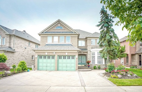 Richmond Hill Apartment | Spacious Queen Bedroom Walk-out Unit