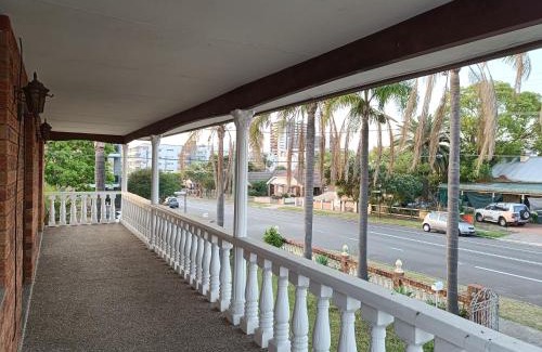 Merrylands House | Spacious Queen Room in Large Merrylands Home with Sofa Bed - M2