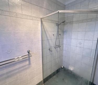 Lurnea House | Spacious Queen Room in Two Story House - L6