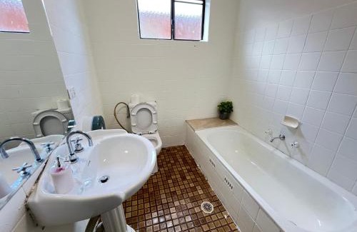 Lurnea House | Spacious Queen Room in Two Story House - L6