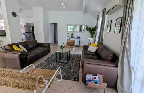 Dunsborough House | Spacious & quiet home with extended Golf views, close beach & CBD, WiFi