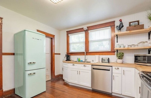 Madison Heights House | Spacious Red Barn Getaway