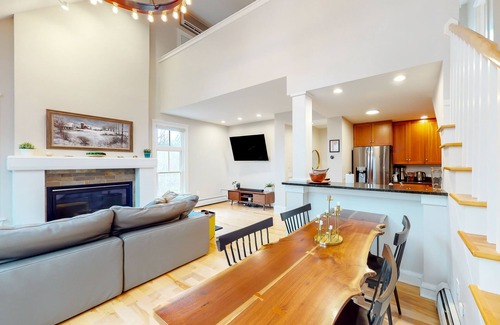 Proctorsville Condo | Spacious & renovated condo with balcony, fireplace, jetted tub, desk, W/D, & AC
