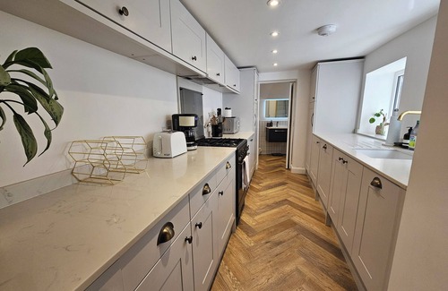 Addison Apartment | Spacious & Renovated 1-bed Garden Flat in London