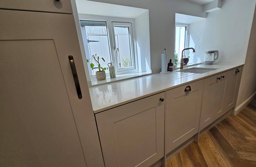 Addison Apartment | Spacious & Renovated 1-bed Garden Flat in London