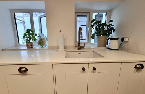 Addison Apartment | Spacious & Renovated 1-bed Garden Flat in London