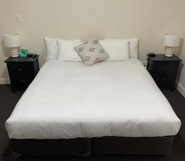 Central Mudgee Villa | Spacious resort style property with pool in Mudgee - Rest Easy Mudgee Villa