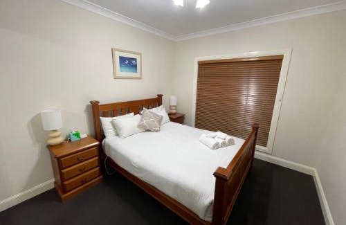 Central Mudgee Villa | Spacious resort style property with pool in Mudgee - Rest Easy Mudgee Villa