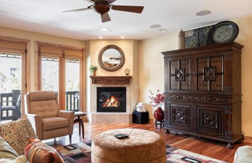 Canyon Links Apartment | Spacious Retreat, Sleeps 7, Minutes to Skiing, Private Hot Tub, Scenic Views, Ultimate Relaxation!