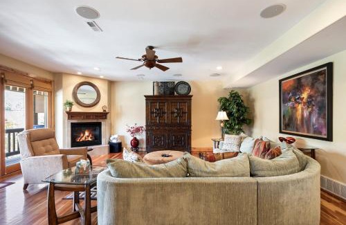 Canyon Links Apartment | Spacious Retreat, Sleeps 7, Minutes to Skiing, Private Hot Tub, Scenic Views, Ultimate Relaxation!