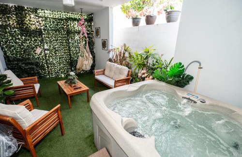 Bucana House | Spacious Retreat with Private Jacuzzi and Terrace