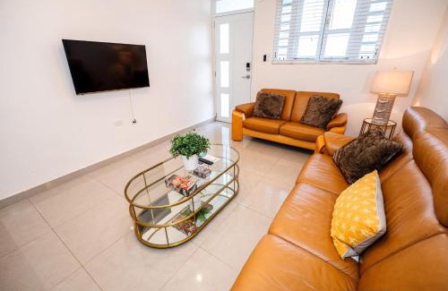 Bucana House | Spacious Retreat with Private Jacuzzi and Terrace