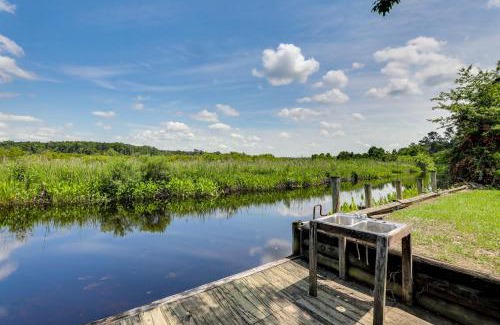 Jacksonboro House | Spacious Riverfront Cottage with Dock in Green Pond!