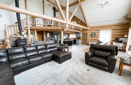 South Fork House | Spacious riverside Lodge available Memorial Day weekend- half price!